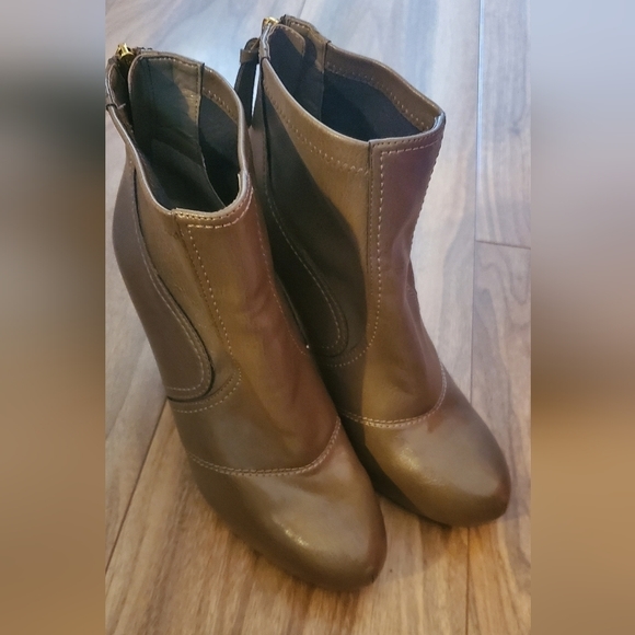 Franco Sarto Size 8, 3 Inch Heeled Ankle Bootie, Tan/ Light Brown - Picture 2 of 7